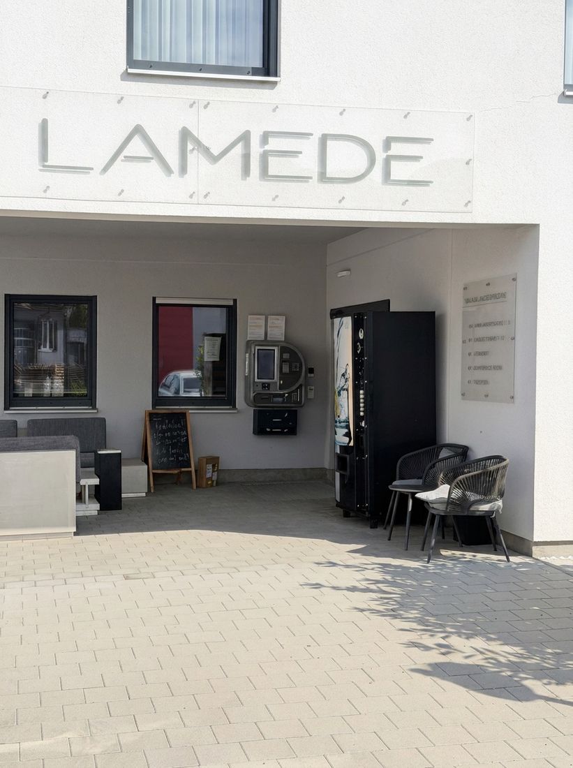 Eingang des Hotel Lamede mit dem Self-Check-in-Automaten an der Wand